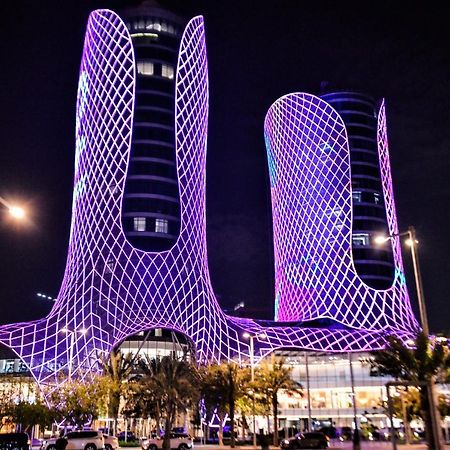 Century Marina Hotel - Lusail Bagian luar foto The Al Hamra Towers at night