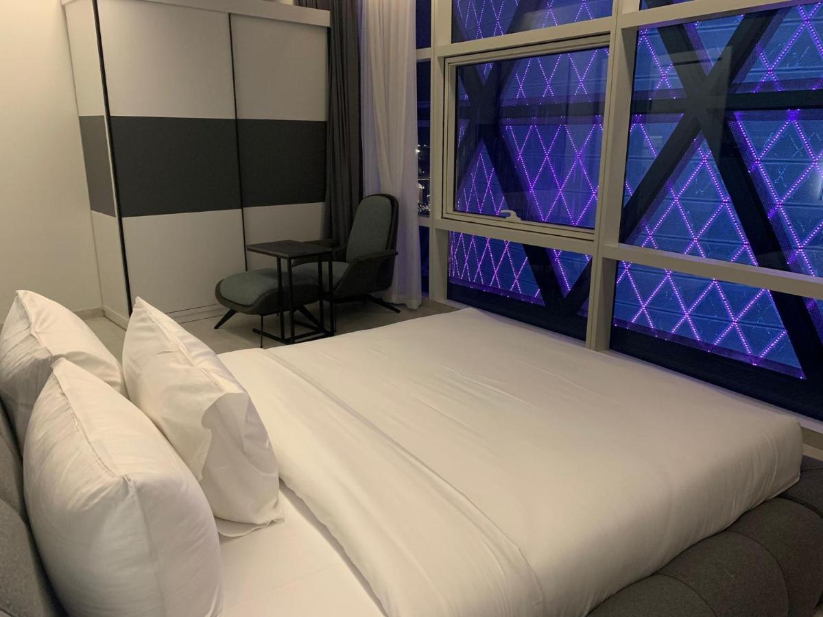 Century Marina Hotel - Lusail Bagian luar foto A bedroom at the hotel