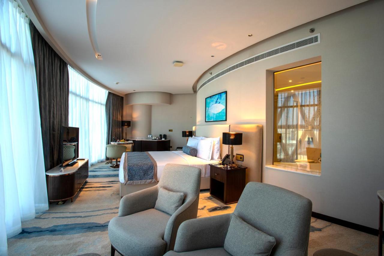 Century Marina Hotel - Lusail Bagian luar foto A suite at the hotel