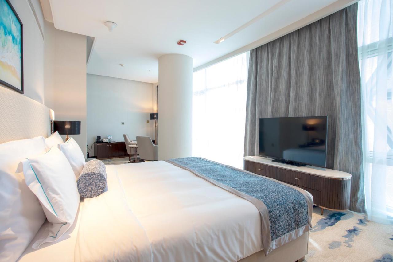 Century Marina Hotel - Lusail Bagian luar foto A bedroom at the hotel