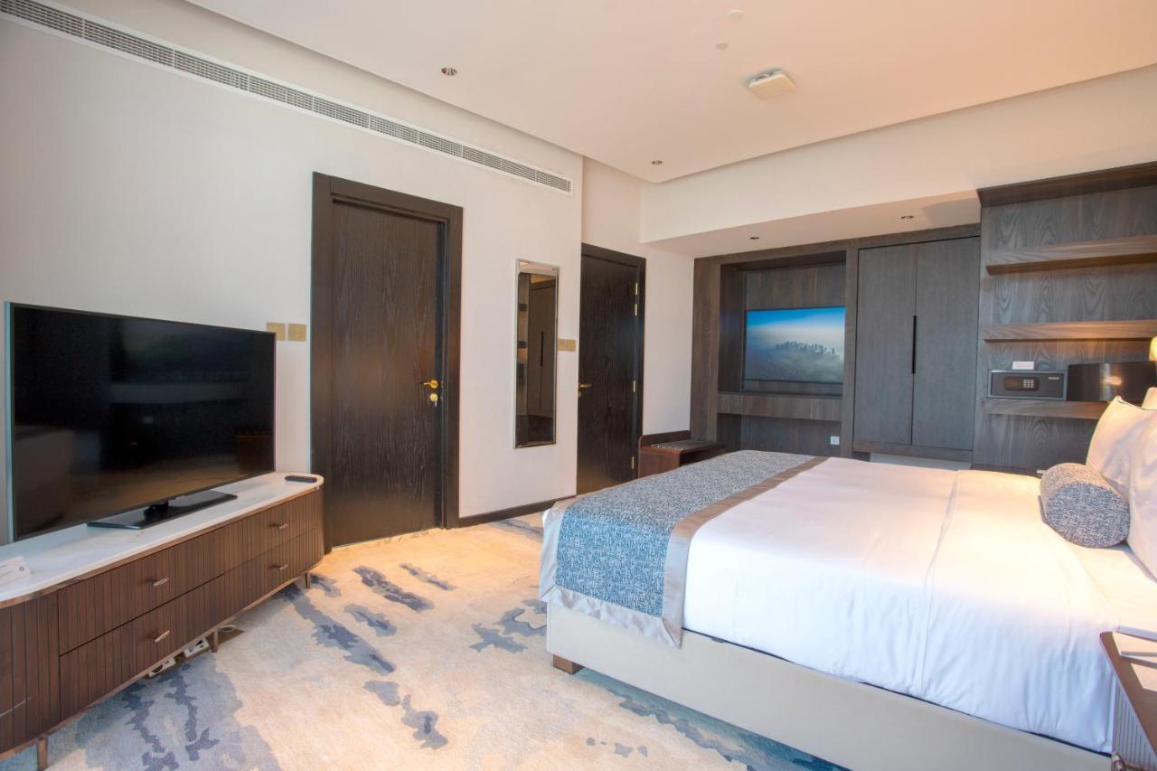 Century Marina Hotel - Lusail Bagian luar foto A bedroom at the hotel