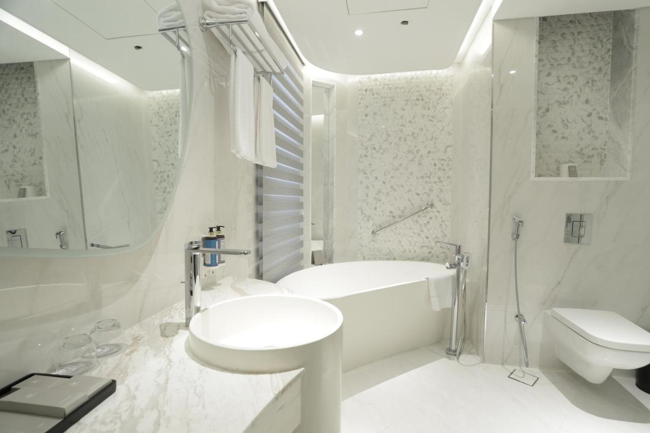 Century Marina Hotel - Lusail Bagian luar foto Bathroom