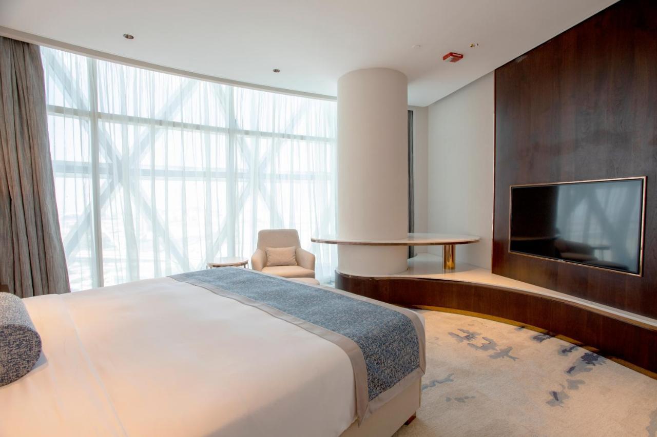 Century Marina Hotel - Lusail Bagian luar foto A bedroom at the hotel