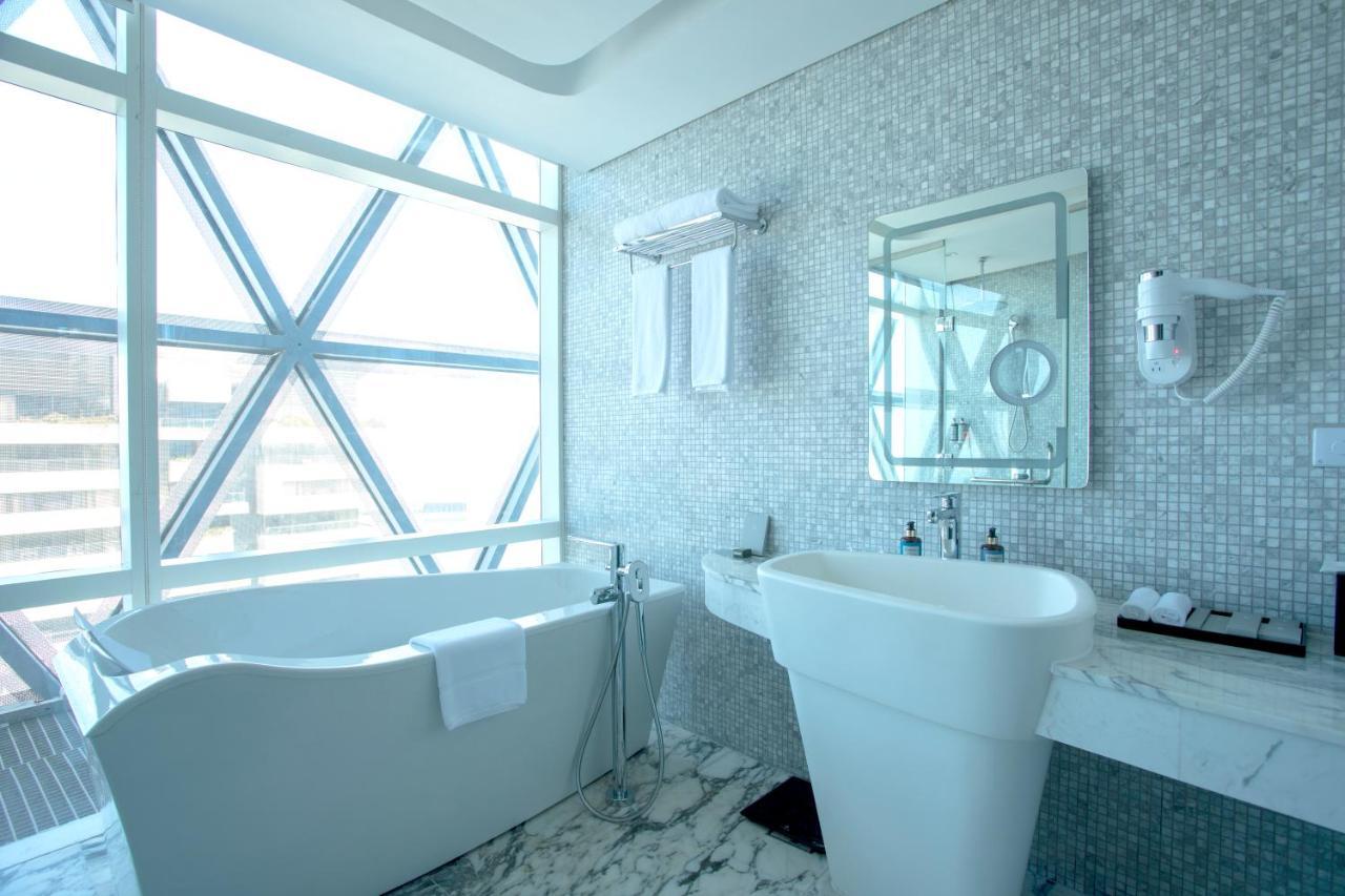 Century Marina Hotel - Lusail Bagian luar foto Bathroom
