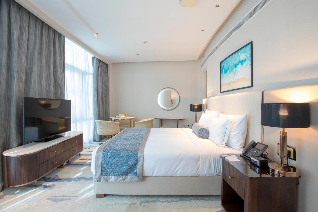 Century Marina Hotel - Lusail Bagian luar foto A bedroom at the hotel