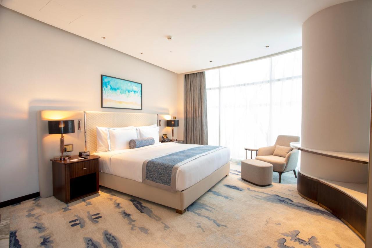 Century Marina Hotel - Lusail Bagian luar foto A bedroom at the hotel