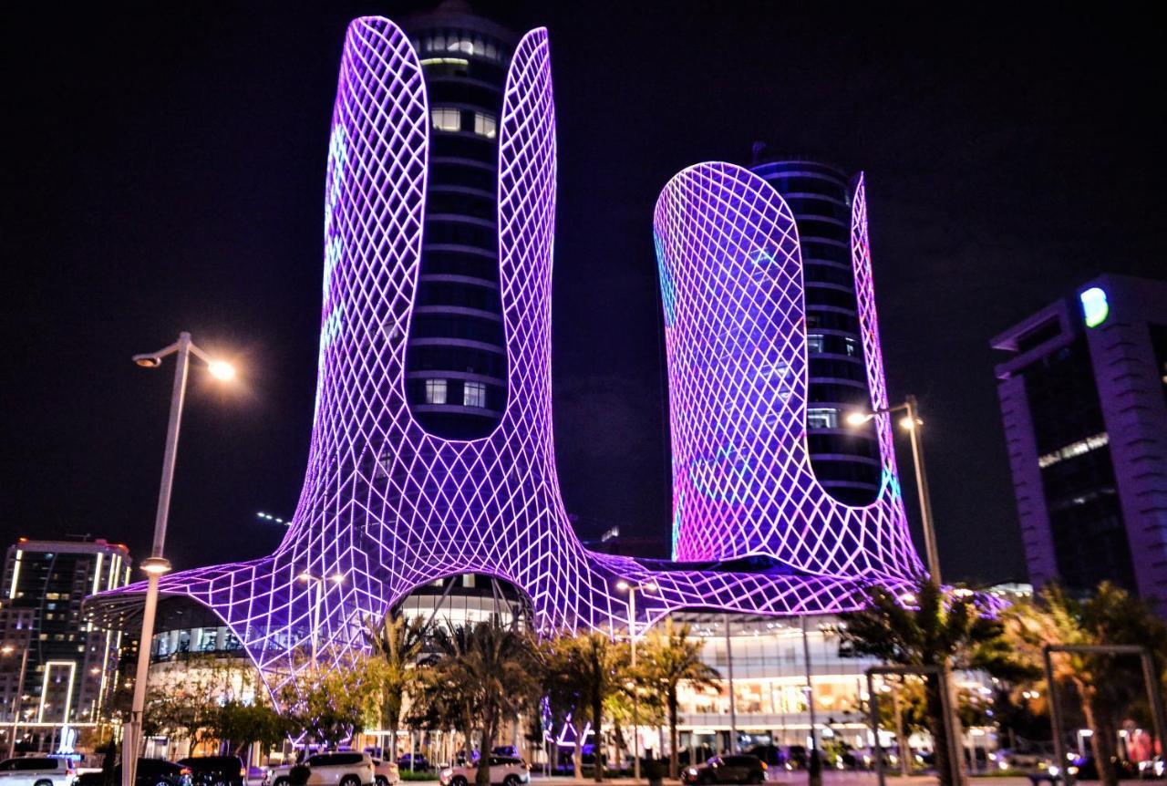 Century Marina Hotel - Lusail Bagian luar foto The Al Hamra Towers at night