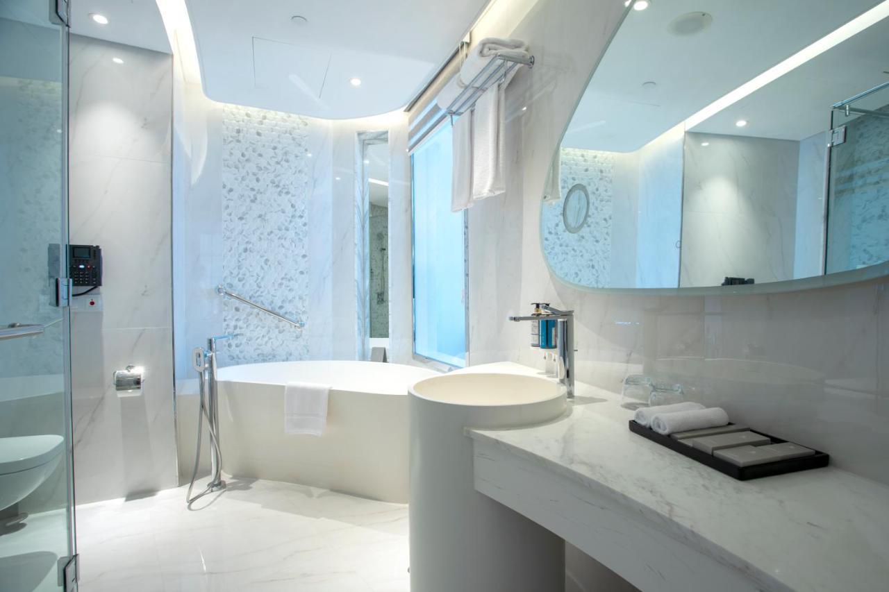 Century Marina Hotel - Lusail Bagian luar foto Bathroom