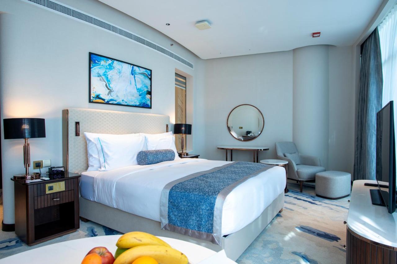 Century Marina Hotel - Lusail Bagian luar foto A bedroom at the hotel