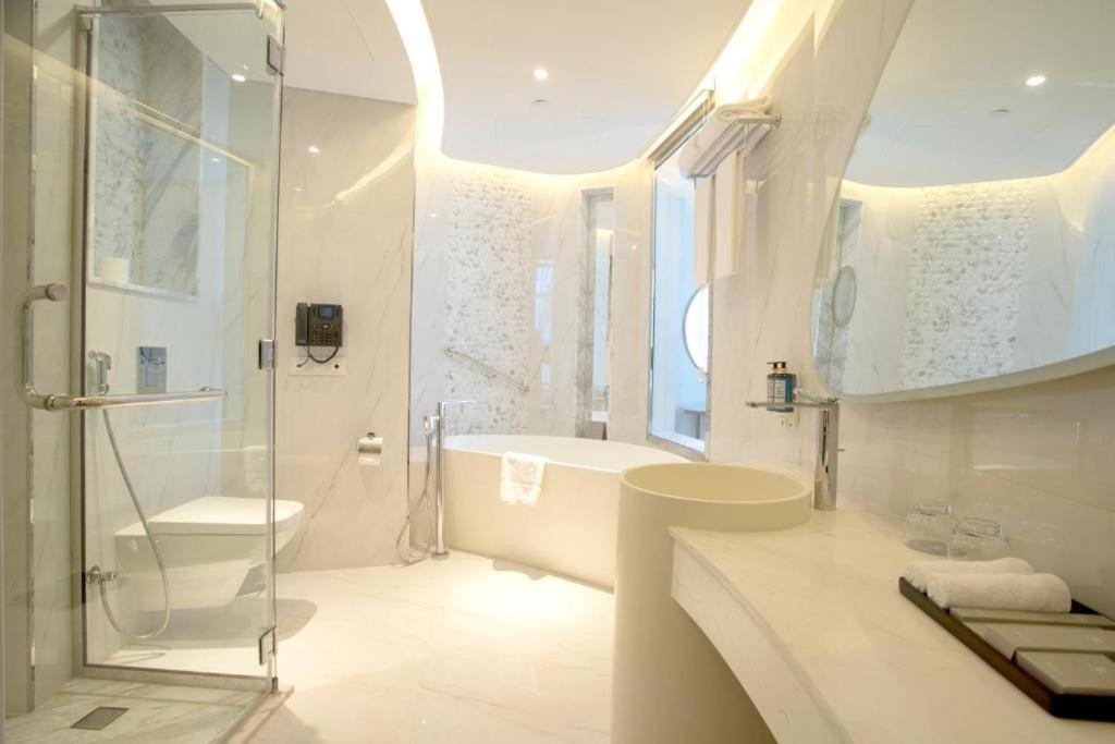 Century Marina Hotel - Lusail Bagian luar foto Bathroom